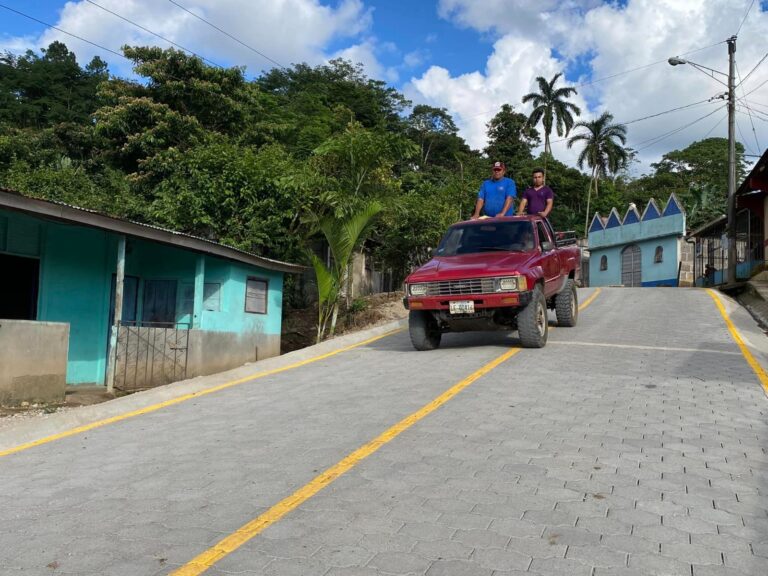 Adoquinan la comunidad Monterrey en Jinotega