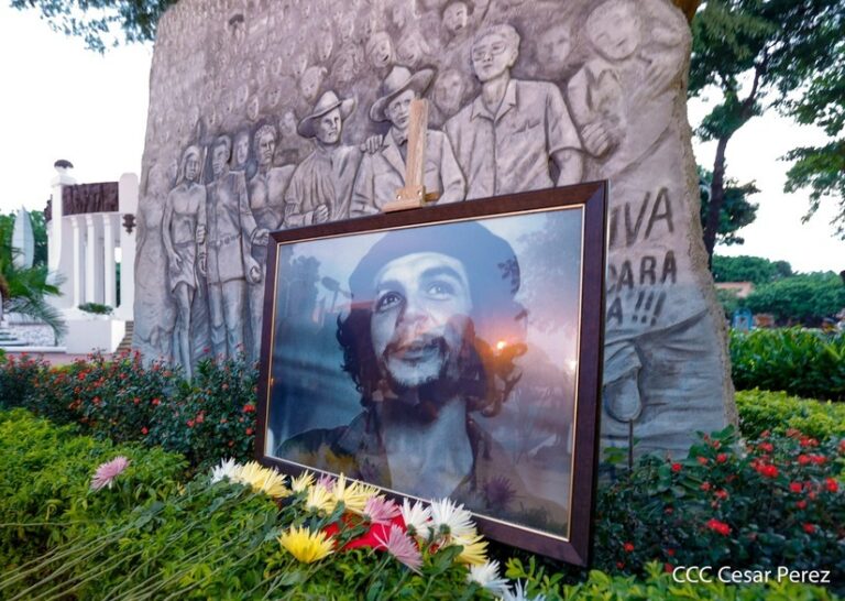 Juventud Sandinista rinde homenaje al paso a otro plano de vida del Comandante Ernesto Che Guevara