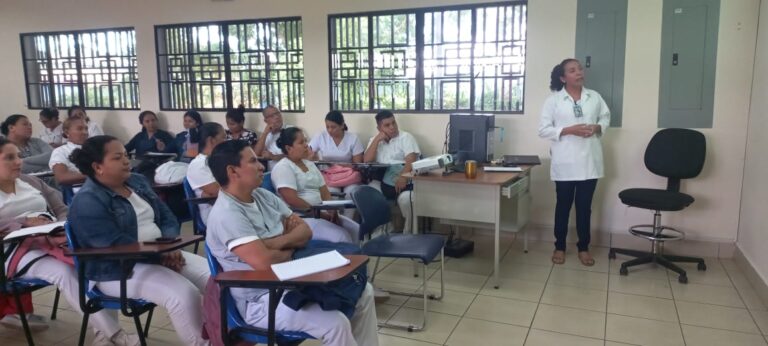 Capacitan en maxibustión a personal de las Clínicas de Medicina Natural