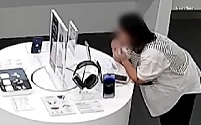 Mujer corta con los dientes sistema de seguridad para robar un iPhone