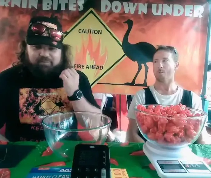 Hombre rompe récord al comer 160 pimientos a la vez