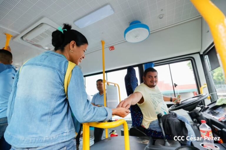 Usuarios hacen uso de las nuevas unidades de buses en Managua