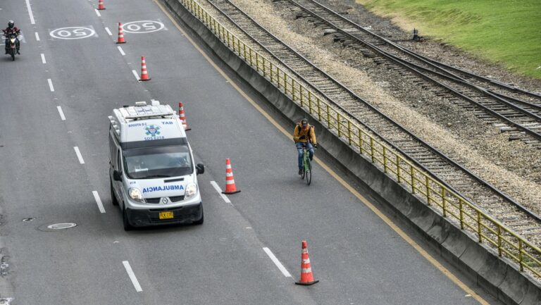 Paramédicos pelean para atender a un paciente