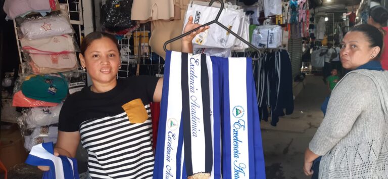 Comerciantes ya están listos con variedad de productos para las graduaciones