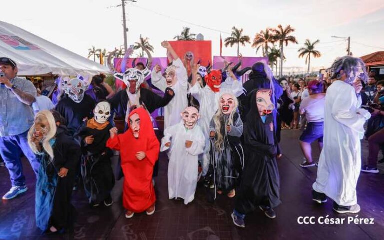 Los Agüizotes de  Masaya realizan pasarela en el Puerto Salvador Allende