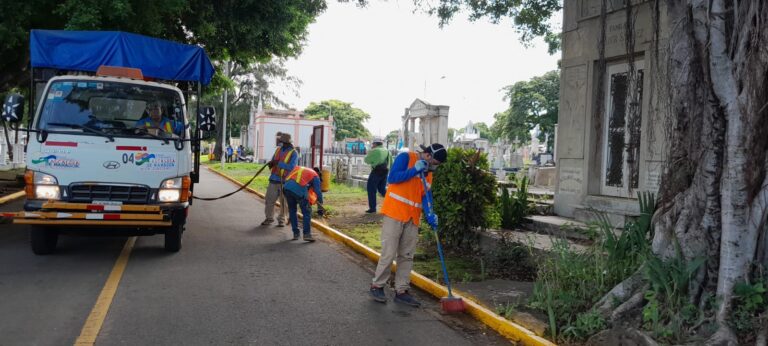 Alcaldía de Managua realiza limpieza de los cementerios