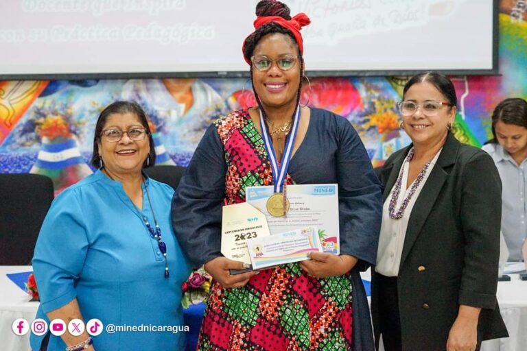 Entregan reconocimientos a los ganadores del Certamen Mejor Docente de Educación Secundaria 2023