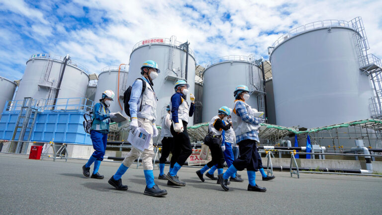 Trabajadores de la central de Fukushima fueron hospitalizados por contaminación radial