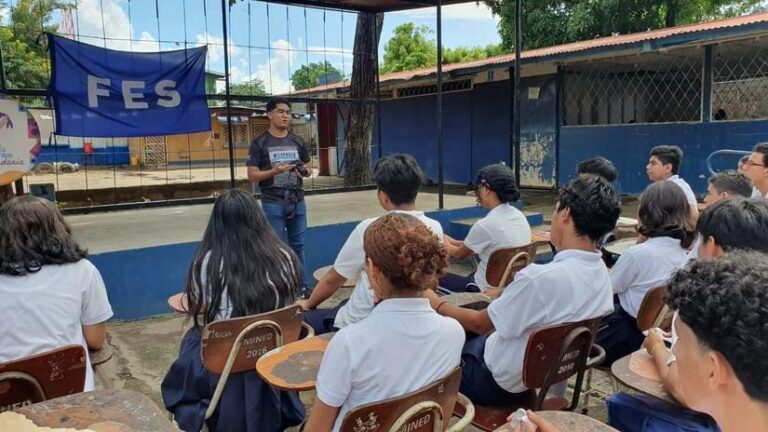 Estudiantes de secundaria son capacitados en el arte de la fotografía
