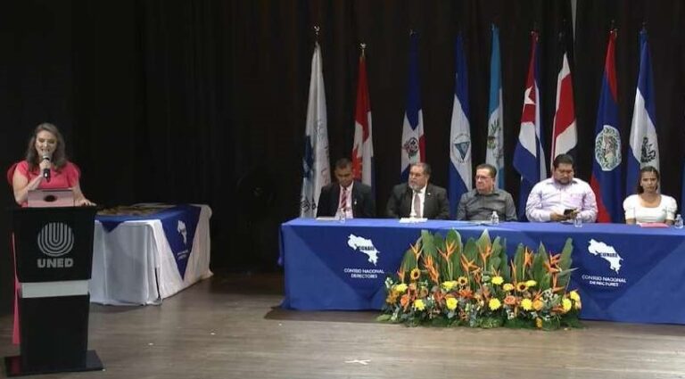 Estudiantes nicaragüenses reciben premio regional de la excelencia académica