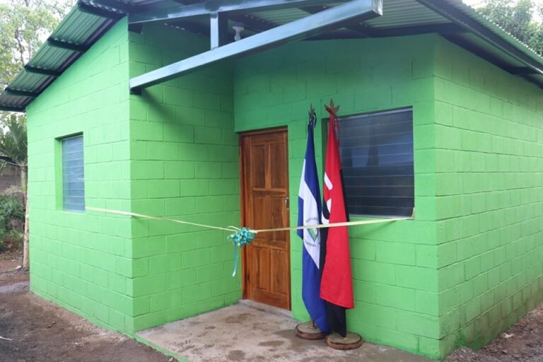 Entregan cinco viviendas en Juigalpa