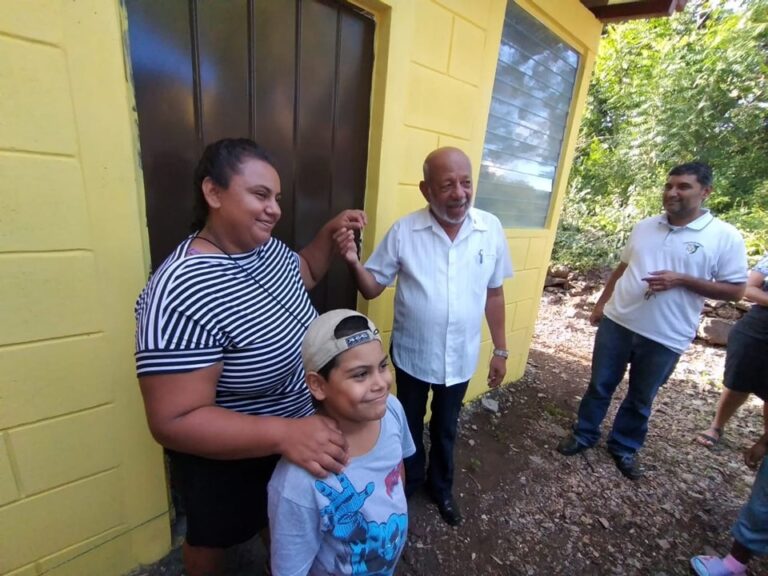 Entregan cinco viviendas dignas en Juigalpa