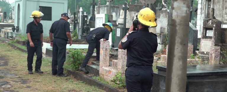 Bomberos inspeccionan Cementerios en Nicaragua