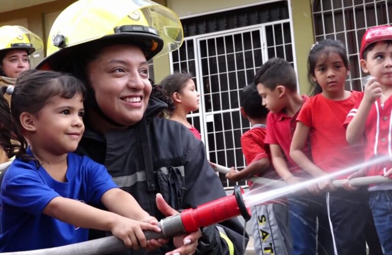 Niños de CDI comparten momentos de alegría con Bomberos Unidos