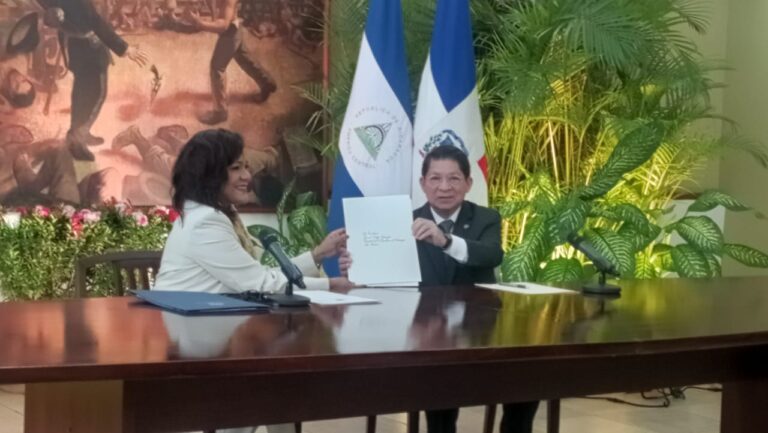 Nueva embajadora de República Dominicana presenta sus copias de estilo en Nicaragua