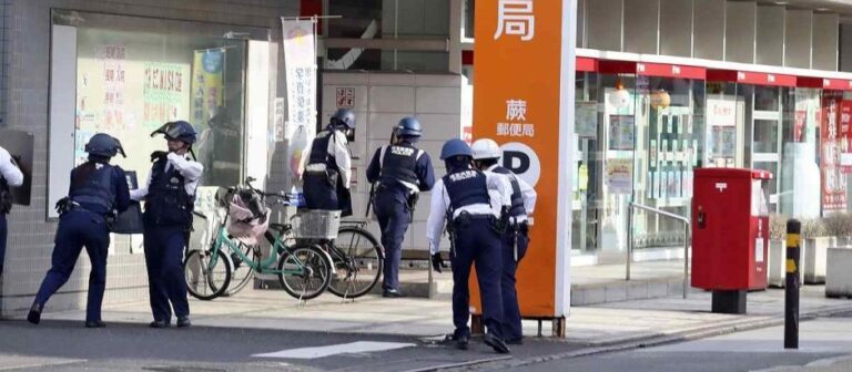 Hombre armado ataca una oficina de correos en Japón
