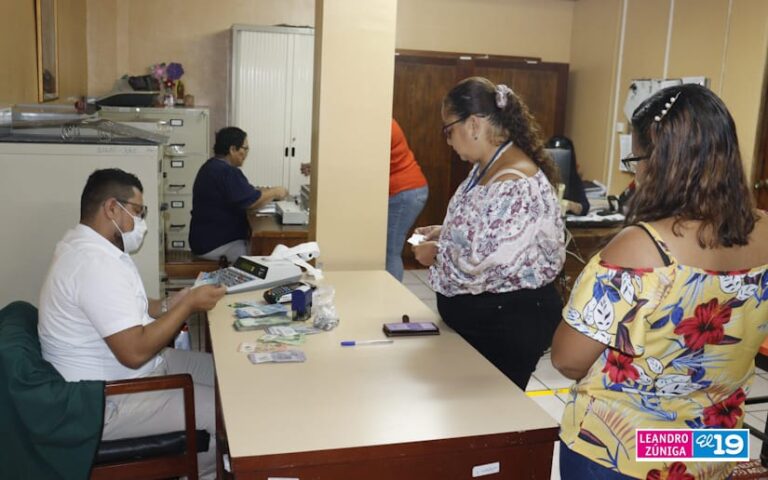 Trabajadores reciben salario del mes de noviembre