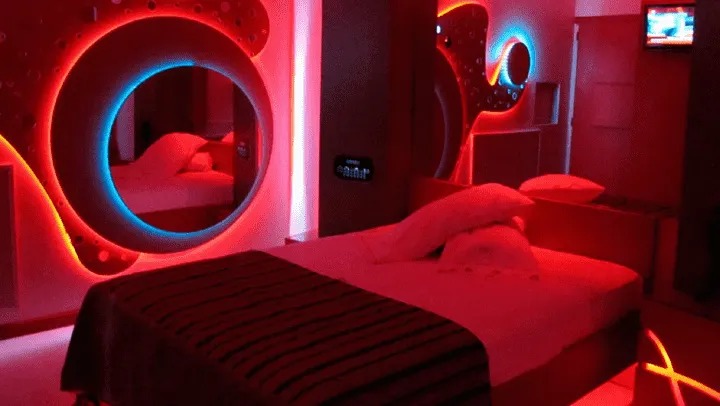 Una pareja va a tener una noche romántica a un hotel y terminan en una ambulancia