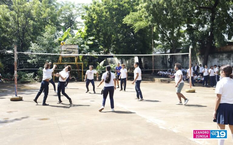 Estudiantes participan en mañana deportiva