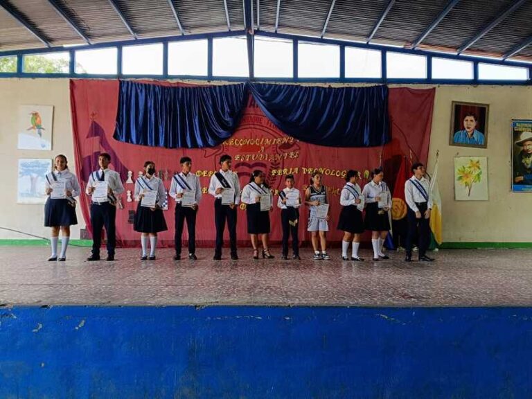 Estudiantes destacados del Instituto Enrique Flores reciben reconocimientos