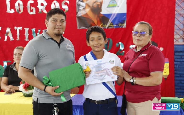 MINED entrega reconocimiento a estudiantes destacados