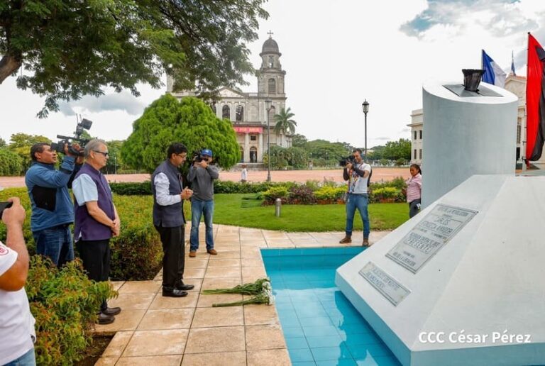 Con una ofrenda floral el embajador de la India rinde homenaje al Padre de la Revolución