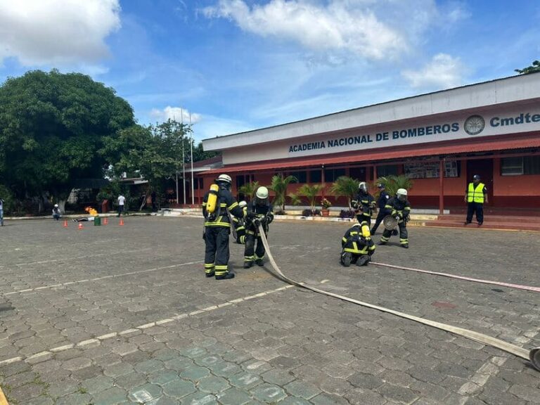 Bomberos se capacitan en control de fuga de gas licuado