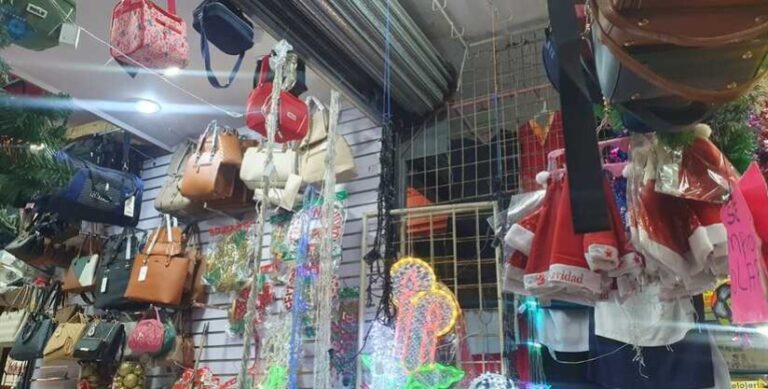 Comerciantes ofrecen sus productos a precios asequibles