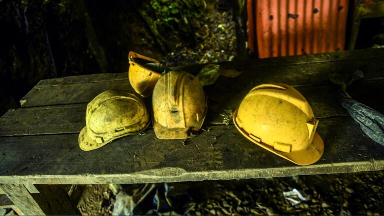 Policía de Colombia recupera el cadáver de un tercer minero