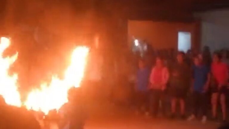 Niño de 9 años sufre quemaduras al saltar a través de un aro de fuego