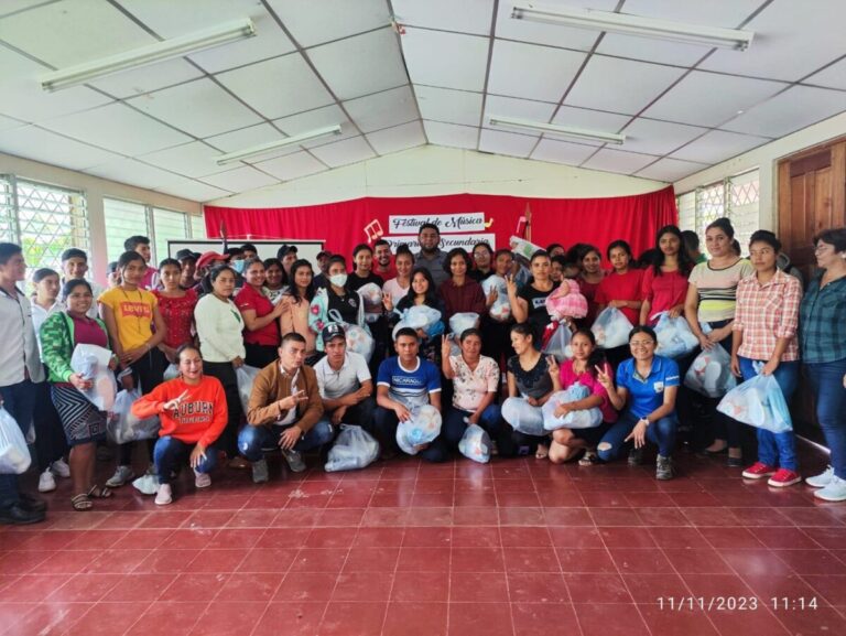 JS entrega paquetes a estudiantes de Universidad en el Campo