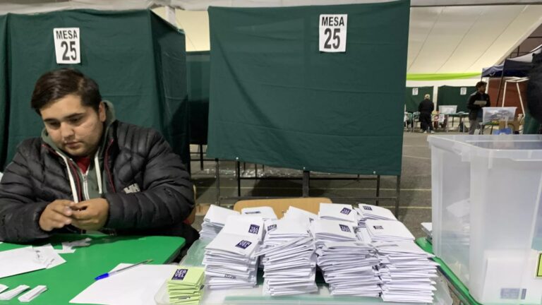 Encuesta destaca que el 50% de los chilenos están en contra de plebiscito constitucional