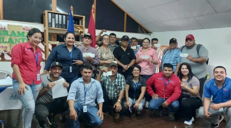 Entregan crédito a productores y emprendedores de Matagalpa