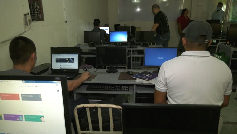 MINED capacita a docentes en tecnología