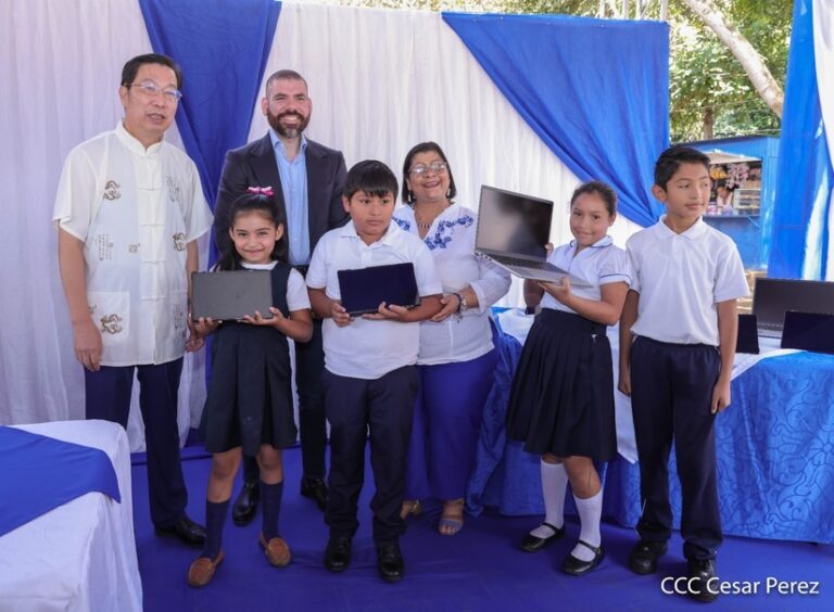República Popular China dona Kits Tecnológico a escuela de Jinotepe