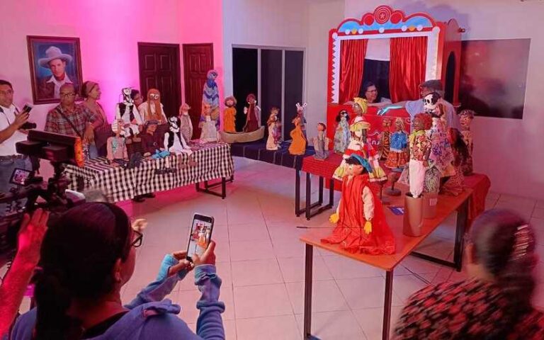 Estudiantes se preparan para la puesta en escena de la obra “El Retablillo de Don Cristóbal”