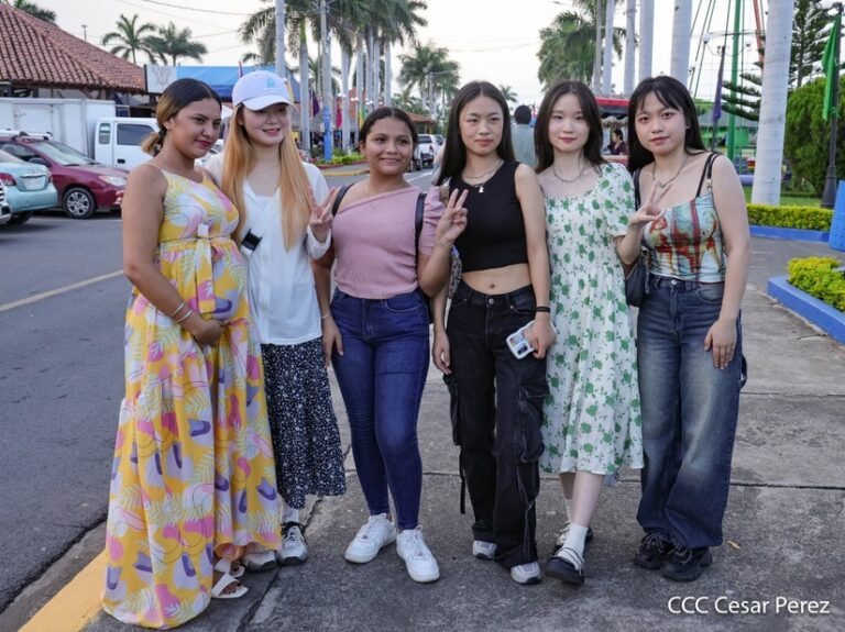 Nicaragüenses visitan Puerto Salvador Allende para disfrutar de tarde recreativa