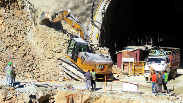 Continúa las tareas de rescate de 41 trabajadores atrapados en un túnel