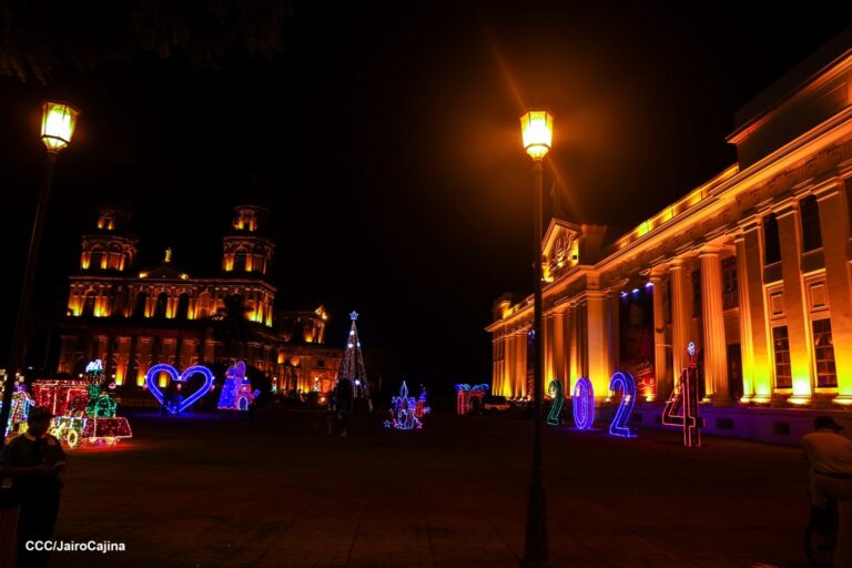 ENATREL avanza en la instalación de adornos navideños