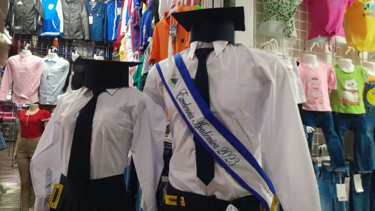 Comerciantes ofrecen buenas ofertas para las graduaciones escolares