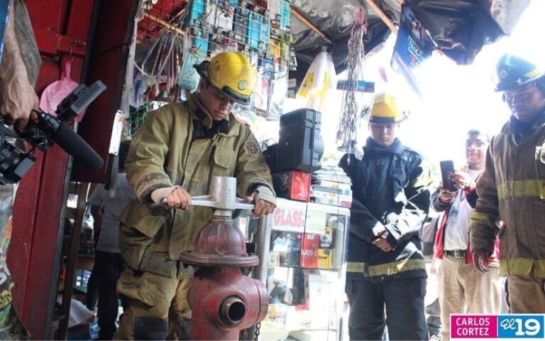 Bomberos inspeccionan hidrantes en el mercado Roberto Huembés