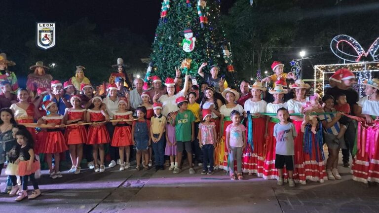 Inauguran luces y decoraciones navideñas en León