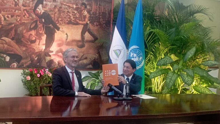 Representante de la UNFPA presenta sus copias de estilo en Nicaragua