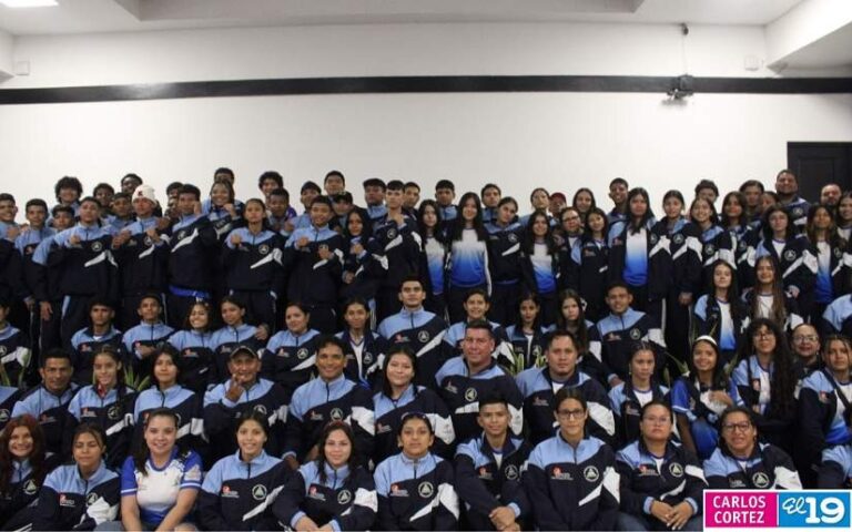 Abanderan a deportistas nicaragüenses que participarán en los VI Juegos Deportivos Escolares