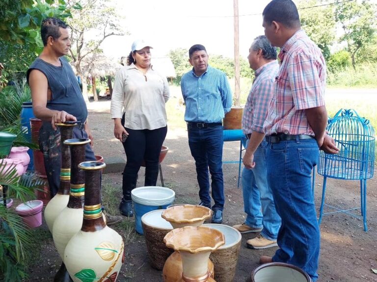 MEFCCA brinda acompañamiento directo a emprendedores