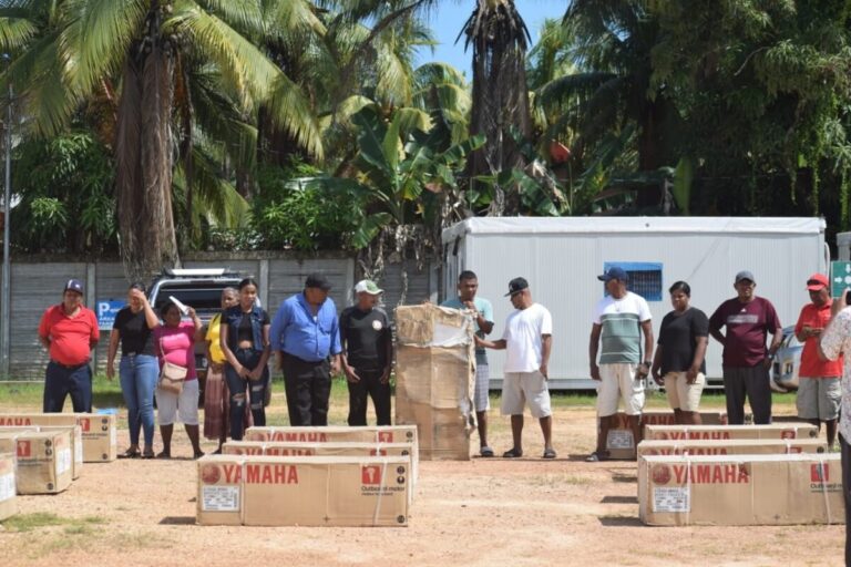 Entregan motores de borda a 21 pescadores de Tâwira en Puerto Cabezas