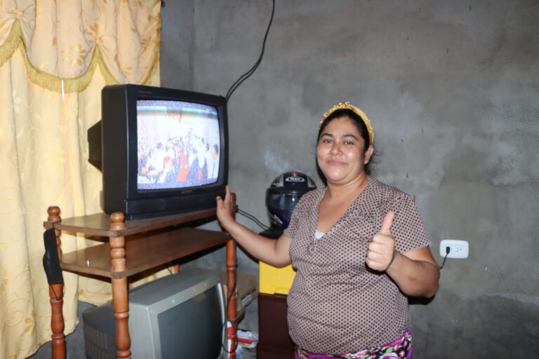 Familias de Quilalí inauguran proyecto de electrificación