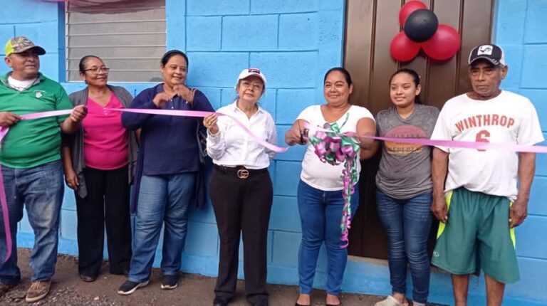 Entregan 4 viviendas de interés social en Juigalpa