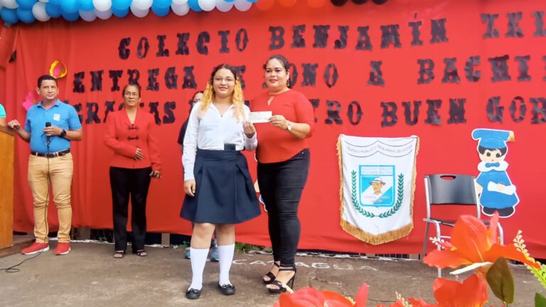 Entregan 195 bonos a bachilleres del instituto Benjamín Zeledón