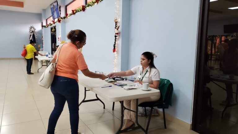 Trabajadores del MINED reciben el pago del Aguinaldo